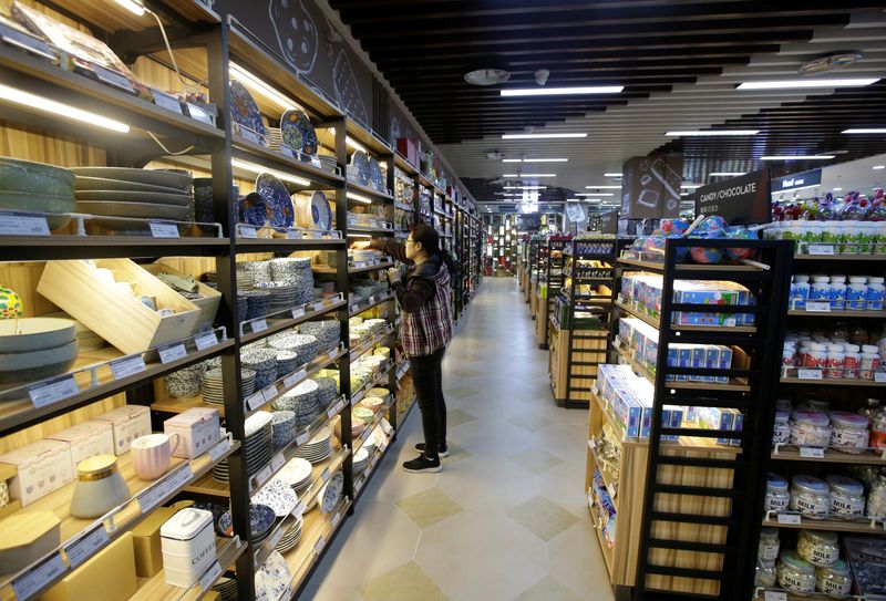 &copy; Reuters. FILE PHOTO: A woman selects a bowl at a supermarket in Beijing, China December 14, 2018. REUTERS/Jason Lee/File Photo