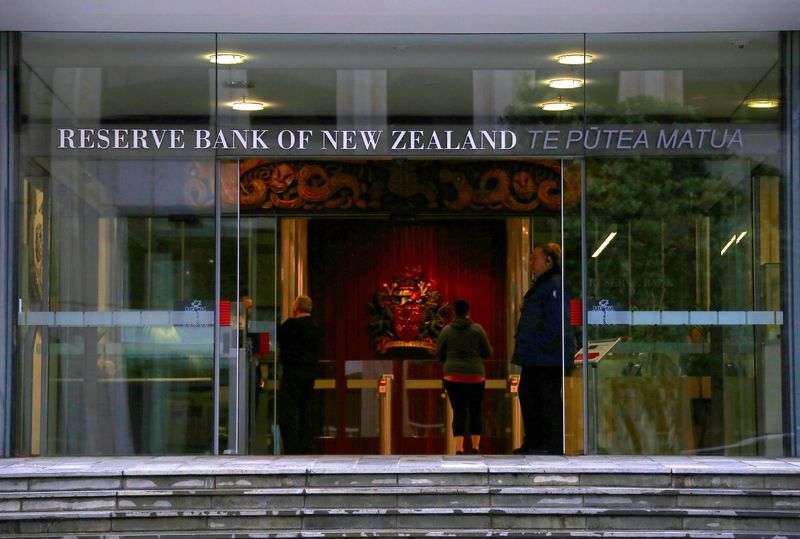 © Reuters. ẢNH TẬP TIN: Một nhân viên bảo vệ đứng ở lối vào chính của Ngân hàng Dự trữ New Zealand nằm ở trung tâm Wellington, New Zealand, ngày 3 tháng 7 năm 2017. REUTERS/David Gray/Ảnh tập tin