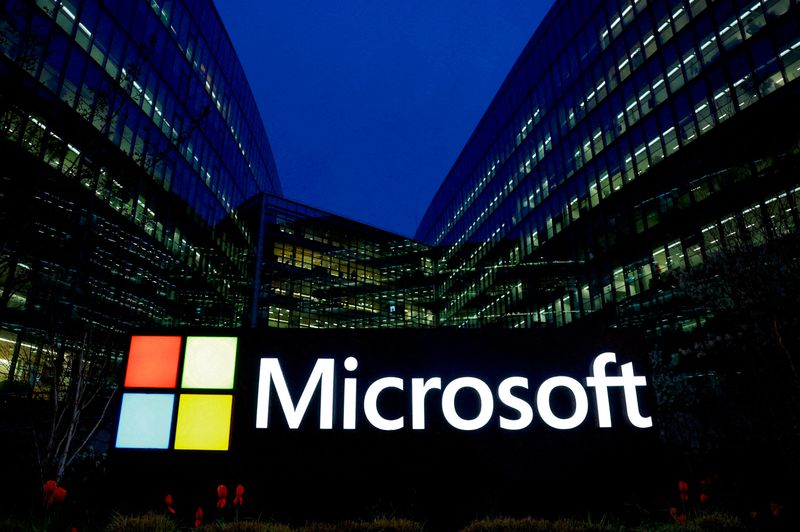 © Reuters. FILE PHOTO: A view of the Microsoft logo at the Microsoft offices in Issy-les-Moulineaux near Paris, France, March 25, 2024. REUTERS/Gonzalo Fuentes/File photo