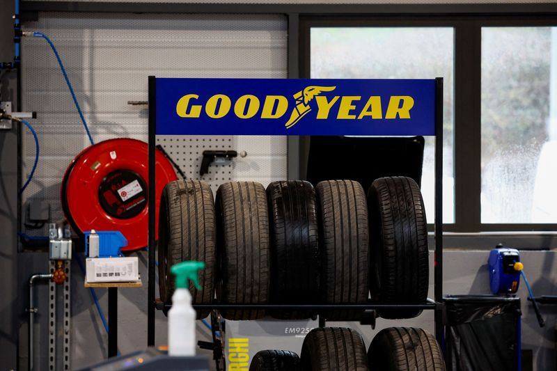 © Reuters. FILE PHOTO: Used vehicle tyres manufactured by Goodyear sit at Stellantis and Alcopa Group SUSTAINera car reconditioning plant in Sainte-Genevieve, near Paris, France, February 22, 2024. REUTERS/Benoit Tessier/File Photo