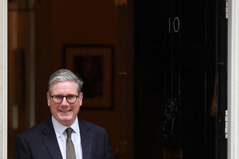 &copy; Reuters. FILE PHOTO: British Prime Minister Keir Starmer looks on, at Number 10 Downing Street, in London, Britain, July 9, 2024. REUTERS/Chris J. Ratcliffe/File Photo