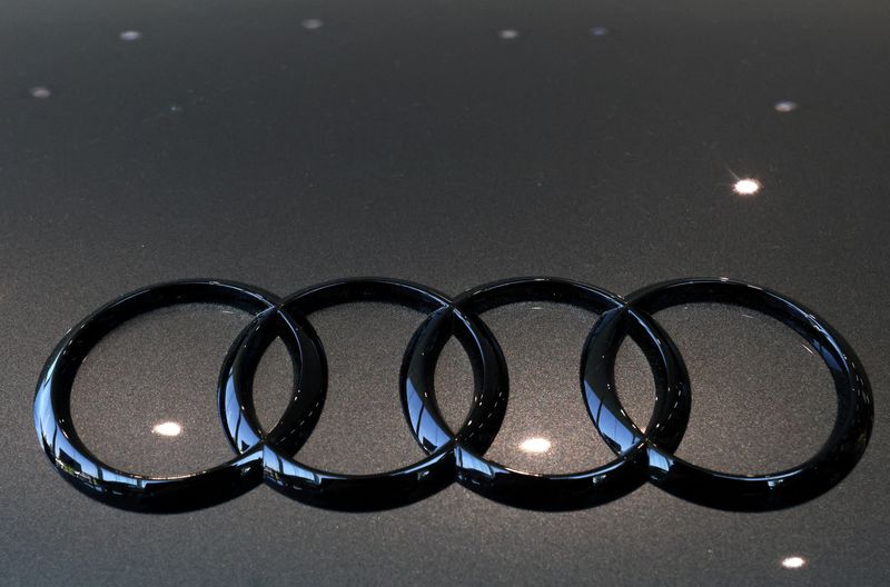 © Reuters. FILE PHOTO: The logo of Audi is seen on a car in Brussels, Belgium June 1, 2023. REUTERS/Yves Herman/File Photo