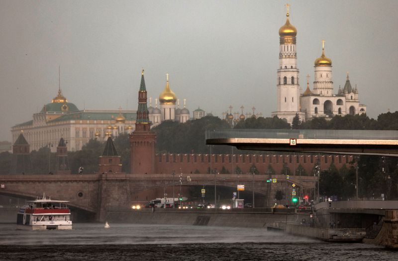 © Reuters. Một góc nhìn tổng thể cho thấy Điện Kremlin và bờ kè Sông Moskva khi cơn bão đang tiến đến, tại Moscow, Nga ngày 20 tháng 6 năm 2024. REUTERS/Maxim Shemetov/Ảnh lưu trữ