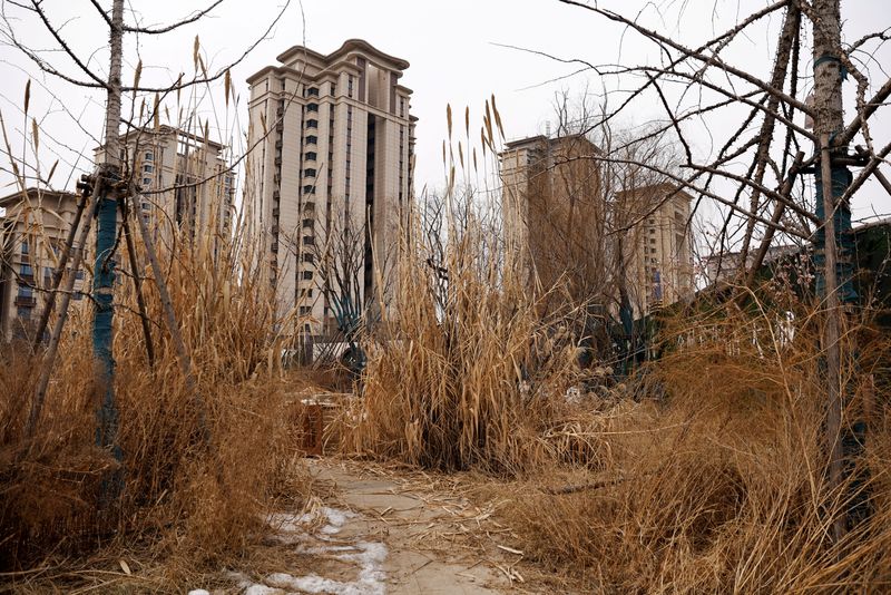 © Reuters. FILE PHOTO: A view of an unfinished residential compound developed by China Evergrande Group in the outskirts of Shijiazhuang, Hebei province, China February 1, 2024. REUTERS/Tingshu Wang/File Photo