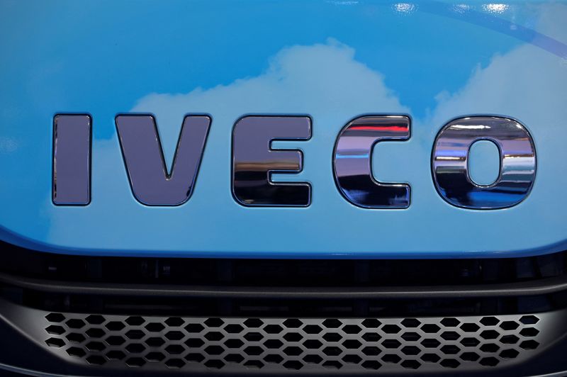 &copy; Reuters. Il logo del produttore di camion Iveco alla fiera dei trasporti IAA, ad Hannover, Germania, 19 settembre 2022. REUTERS/Fabian Bimmer