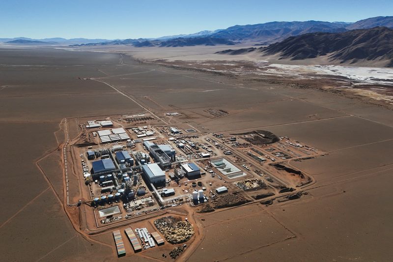 © Reuters. A drone view shows Eramet's lithium production plant at Salar Centenario in Salta, Argentina July 4, 2024. REUTERS/Matias Baglietto