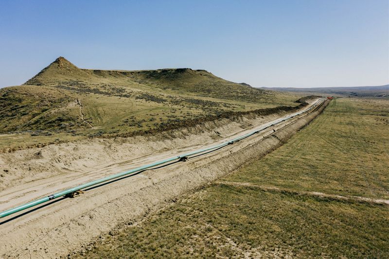 © Reuters. FILE PHOTO: An extension of Denbury Inc's Greencore carbon pipeline is ready to be lowered into its trench, in Montana, U.S., 2021. Denbury/Handout via REUTERS/File Photo