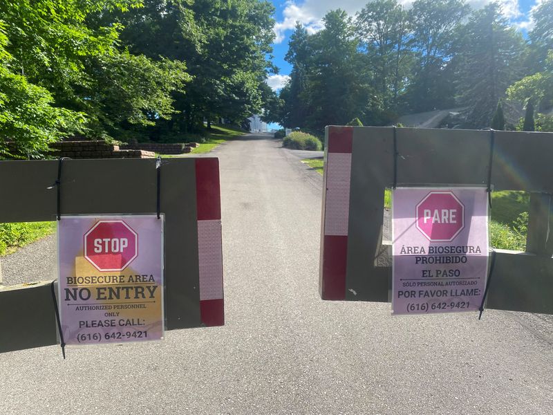 © Reuters. Warning signs are placed at an entry to egg producer Herbruck's farm in Ionia County, Michigan, U.S., June 6, 2024. REUTERS/Tom Polansek