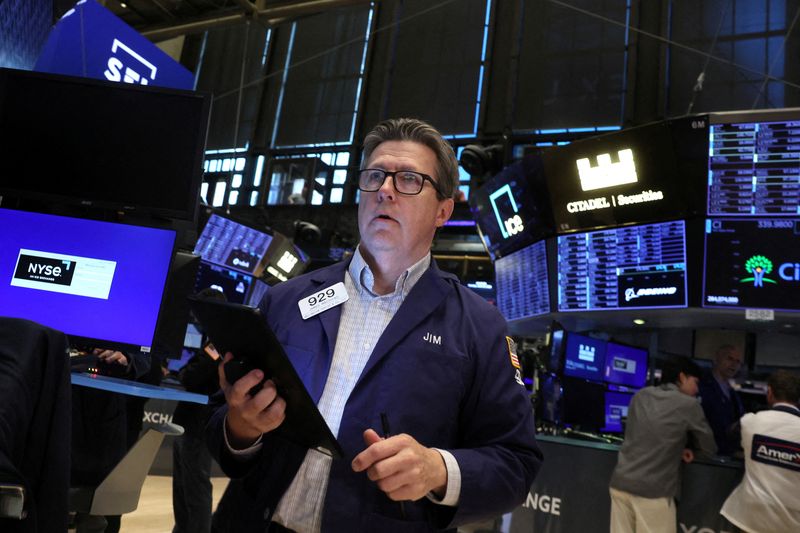 &copy; Reuters. FILE PHOTO: Traders work on the floor at the New York Stock Exchange (NYSE) in New York City, U.S., June 24, 2024.  REUTERS/Brendan McDermid/File Photo