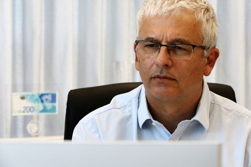 © Reuters. FILE PHOTO: Bank of Israel Deputy Governor Andrew Abir poses for a picture in his office in Jerusalem July 8, 2020. REUTERS/Ammar Awad/File Photo