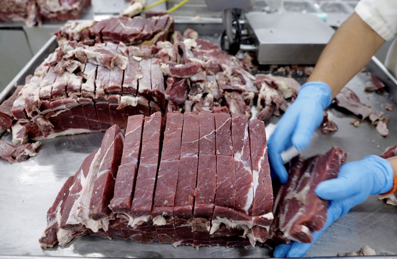 © Reuters. FILE PHOTO: An employee works at the assembly line of jerked beef at a plant of JBS S.A, the world's largest beef producer, in Santana de Parnaiba, Brazil December 19, 2017. REUTERS/Paulo Whitaker/File Photo