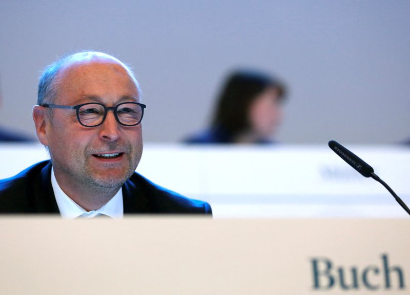 © Reuters. FILE PHOTO: Rolf Buch, CEO of German real estate giant Vonovia, before the annual general meeting in Bochum, Germany, May 16, 2019.     REUTERS/Leon Kuegeler/File Photo