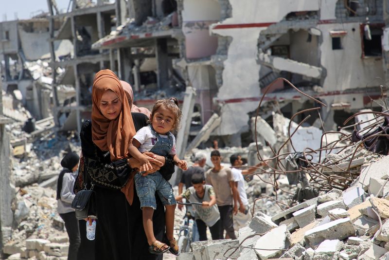 &copy; Reuters. Casas destruídas por ataque israelense em Khan Younis, sul de Gazan 10/7/2024    REUTERS/Hatem Khaled