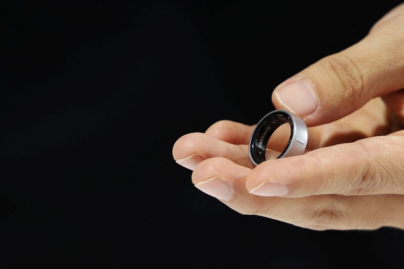 &copy; Reuters. An attendee films Samsung Electronics' Galaxy Smart Ring during its unveiling ceremony in Seoul, South Korea, July 8, 2024.  REUTERS/Kim Hong-Ji