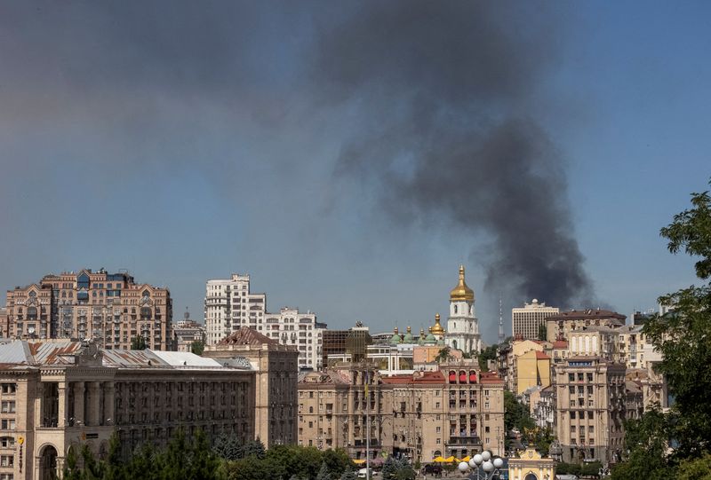 &copy; Reuters. Smoke rises in the sky over the city after a Russian missile strike, amid Russia's attack on Ukraine, in Kyiv, Ukraine July 8, 2024. REUTERS/Stringer