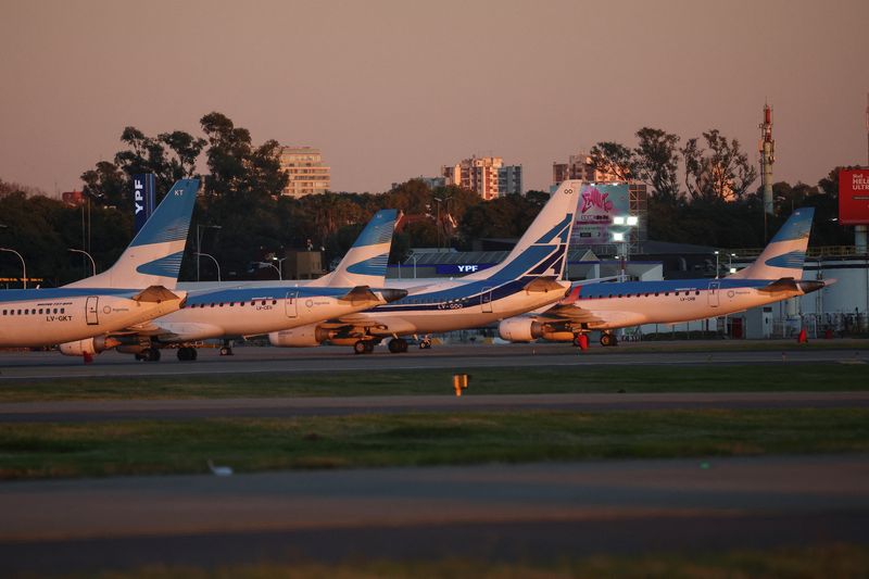 © Reuters. FILE PHOTO: A view of Aerolineas Argentinas planes, at Aeroparque Jorge Newbery airport, during a 24-hour general strike against Argentina's President Javier Milei government's adjustment policy, in Buenos Aires, Argentina May 9, 2024. REUTERS/Agustin Marcarian/File Photo