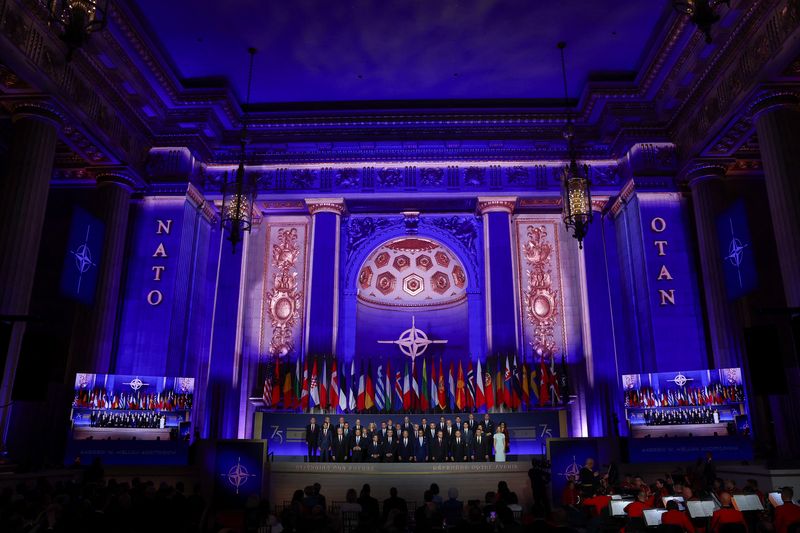 © Reuters. Canadian Prime Minister Justin Trudeau, Italian Prime Minister Giorgia Meloni, Sweden's Prime Minister Ulf Kristersson, The Netherlands' Former Prime Minister Mark Rutte, NATO Secretary General Jens Stoltenberg, U.S. President Joe Biden, Turkish President Tayyip Erdogan, Polish President Andrzej Duda, Czech Republic's President Petr Pavel, Hungary's Prime Minister Viktor Orban, Estonia's Prime Minister Kaja Kallas, the Norwegian Prime Minister Jonas Gahr Store, Greek Prime Minister Kyriakos Mitsotakis, German Chancellor Olaf Scholz, Spanish Prime Minister Pedro Sanchez, Latvia's President Edgars Rinkevics and other officials pose for a family photo as they attend a NATO event to commemorate the 75th anniversary of the alliance, in Washington, U.S., July 9, 2024. REUTERS/Yves Herman