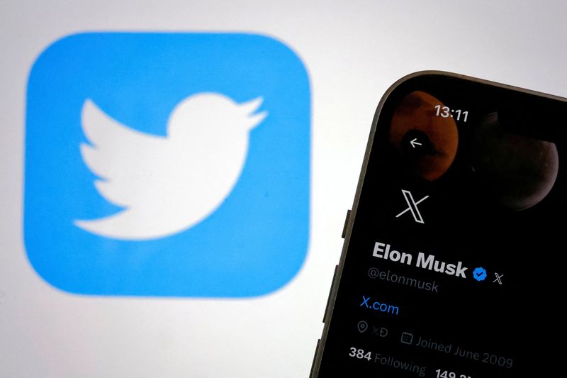 &copy; Reuters. FILE PHOTO: The new logo of Twitter is seen on Elon Musk’s Twitter account on an iPhone as the old Twitter logo is displayed on a MacBook screen in Galway, Ireland July 24, 2023. REUTERS/Clodagh Kilcoyne/File Photo