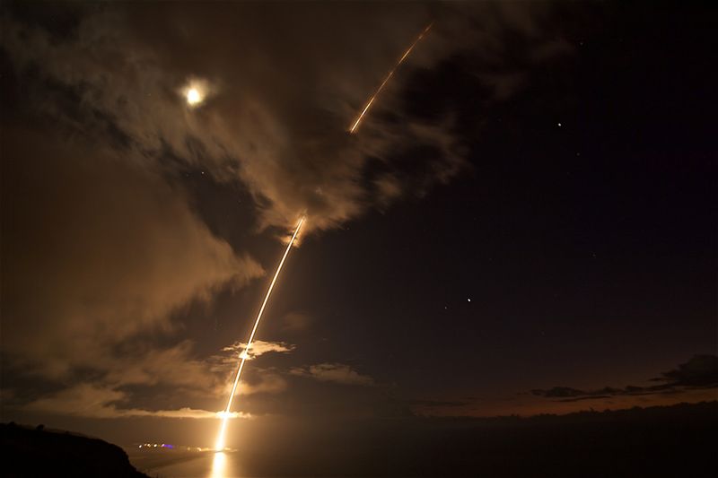 © Reuters. FILE PHOTO: A medium-range ballistic missile target is launched from the Pacific Missile Range Facility, before being successfully intercepted by Standard Missile-6 missiles fired from the guided-missile destroyer USS John Paul Jones, in Kauai, Hawaii, U.S. August 29, 2017 in this handout image. Latonja Martin/U.S. Navy/Handout via REUTERS/File Photo