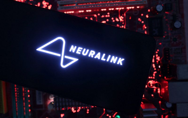 © Reuters. FILE PHOTO: A smartphone with a Neuralink logo displayed is placed on a computer motherboard in this illustration taken on May 15, 2024. REUTERS/Dado Ruvic/Illustration