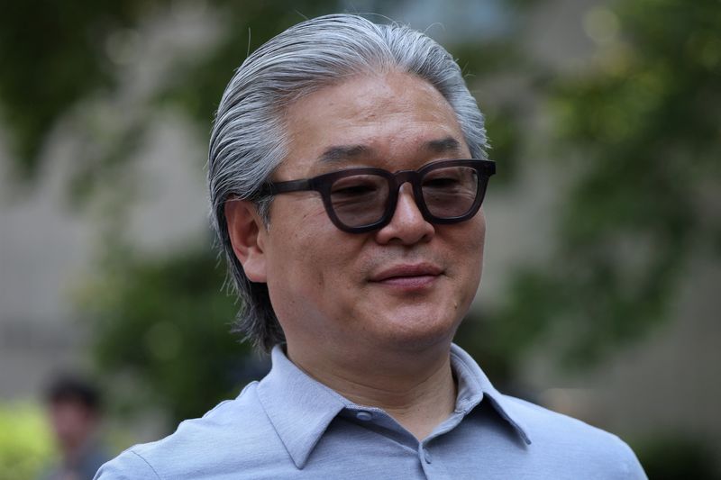 © Reuters. FILE PHOTO: Sung Kook (Bill) Hwang, the founder and head of the private investment firm Archegos, arrives at the Manhattan Federal Courthouse in New York City, U.S., July 9, 2024. REUTERS/Andrew Kelly/File Photo