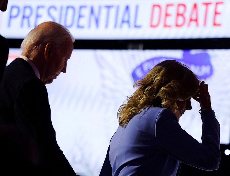 © Reuters. FILE PHOTO: Democratic candidate U.S. President Joe Biden walks offstage with first lady Dr. Jill Biden at the conclusion of a presidential debate with Republican presidential candidate former U.S. President Donald Trump, in Atlanta, Georgia, U.S., June 27, 2024. REUTERS/Brian Snyder/File Photo