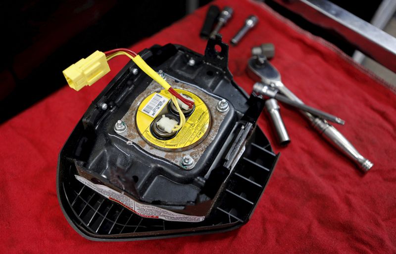 © Reuters. FILE PHOTO: A recalled Takata airbag inflator is shown in Miami, Florida in this June 25, 2015  REUTERS/Joe Skipper/File Photo