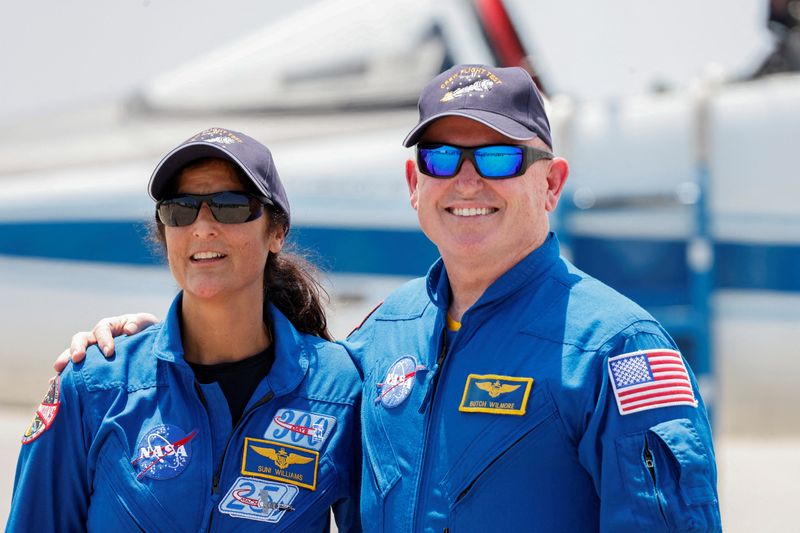 &copy; Reuters. Astronautas da Nasa Butch Wilmore e Suni Williams antes de lançamento da nave Starliner, da Boeing, na Flórida, EUAn25/4/2024 REUTERS/Joe Skipper/Arquivo