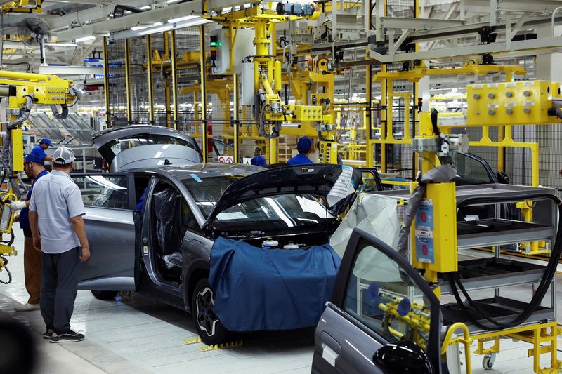 &copy; Reuters. FILE PHOTO: Workers assemble an EV car inside BYD's first electric vehicle (EV) factory in Southeast Asia, a fast-growing regional EV market where it has become the dominant player, in Rayong, Thailand, July 4, 2024. REUTERS/Chalinee Thirasupa/File Photo