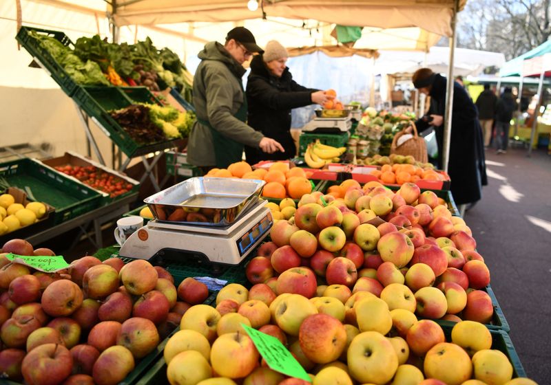 © Reuters. FILE PHOTO: A general view of a fruit and vegetable stand on a weekly market in Berlin, Germany, March 14, 2020. REUTERS/Annegret Hilse/File Photo