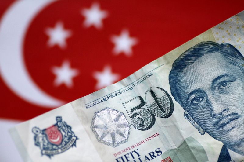 © Reuters. FILE PHOTO: A Singapore dollar note is seen in this illustration photo May 31, 2017. REUTERS/Thomas White/Illustration/File Photo