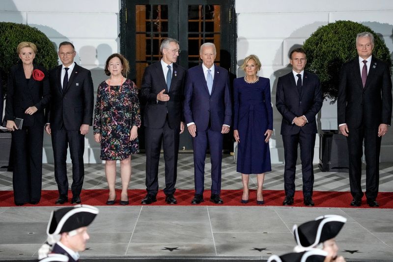 &copy; Reuters. Il presidente degli Stati Uniti Joe Biden e la first lady Jill Biden posano per una foto con gli alleati e i partner della Nato prima di una cena alla Casa Bianca a Washington, Stati Uniti, 10 luglio 2024. REUTERS/Ken Cedeno/File Photon