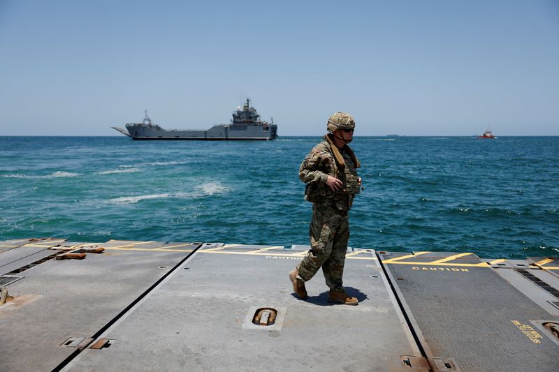 © Reuters. FILE PHOTO: A soldier stands at Trident Pier, a temporary pier to deliver aid, off the Gaza Strip, amid the ongoing conflict between Israel and Hamas, near the Gaza coast, June 25, 2024. REUTERS/Amir Cohen/File Photo