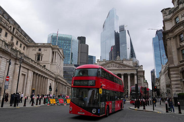 © Reuters. Buses go past the Bank of England building, in London, Britain July 3, 2024. REUTERS/Maja Smiejkowska