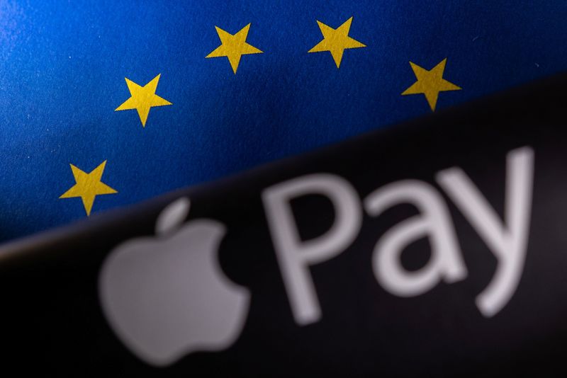 &copy; Reuters. La bandiera dell'Ue e il logo di Apple Pay in questa illustrazione del 10 maggio 2023. REUTERS/Dado Ruvic/Illustrazione/File Photo