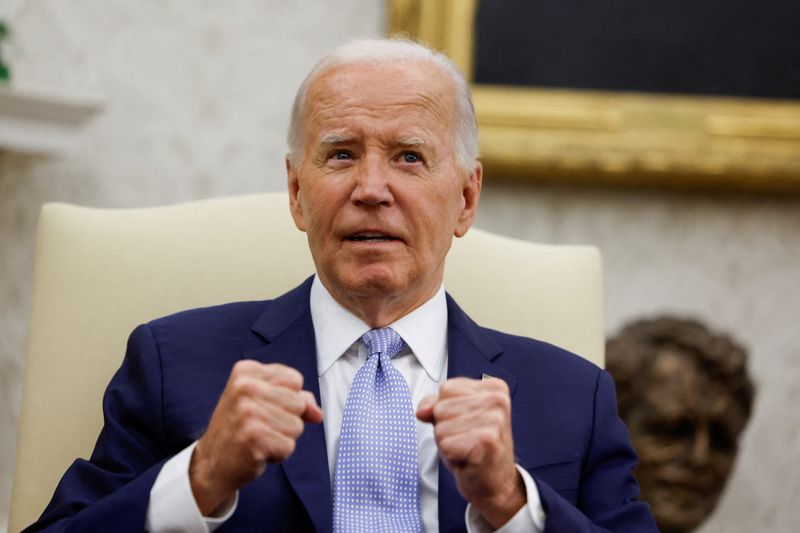 © Reuters. U.S. President Joe Biden gestures as he hosts a bilateral meeting with Britain's new Prime Minister Keir Starmer, on the sidelines of NATO's 75th anniversary summit, in the Oval Office at the White House in Washington, U.S. July 10, 2024. REUTERS/Evelyn Hockstein  