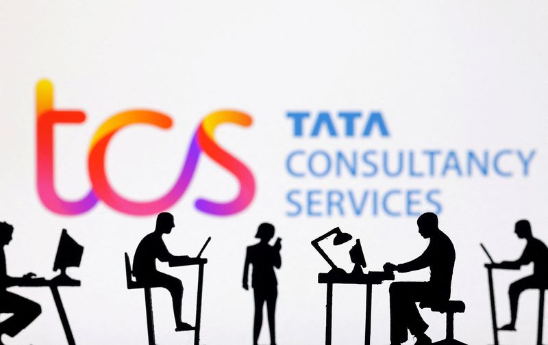 &copy; Reuters. File photo: Figurines with computers and smartphones are seen in front of TCS: Tata Consultancy Services logo in this illustration taken, February 19, 2024. REUTERS/Dado Ruvic/Illustration/File photo