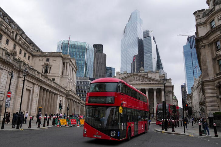 &copy; Reuters. Ônibus passa em frente ao prédio do Banco da Inglaterra, em Londresn03/07/2024 REUTERS/Maja Smiejkowska