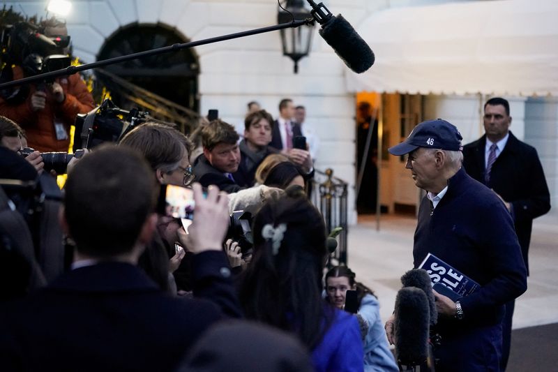 © Reuters. U.S. President Joe Biden talks to reporters before boarding Marine One to depart the White House in Washington, U.S., March 1, 2024. REUTERS/Elizabeth Frantz/File Photo