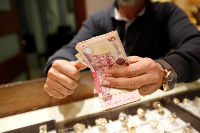 &copy; Reuters. File photo: A man counts Libyan dinars at a currency exchange office in Tripoli April 24, 2016. REUTERS/Ismail Zitouny/File photo