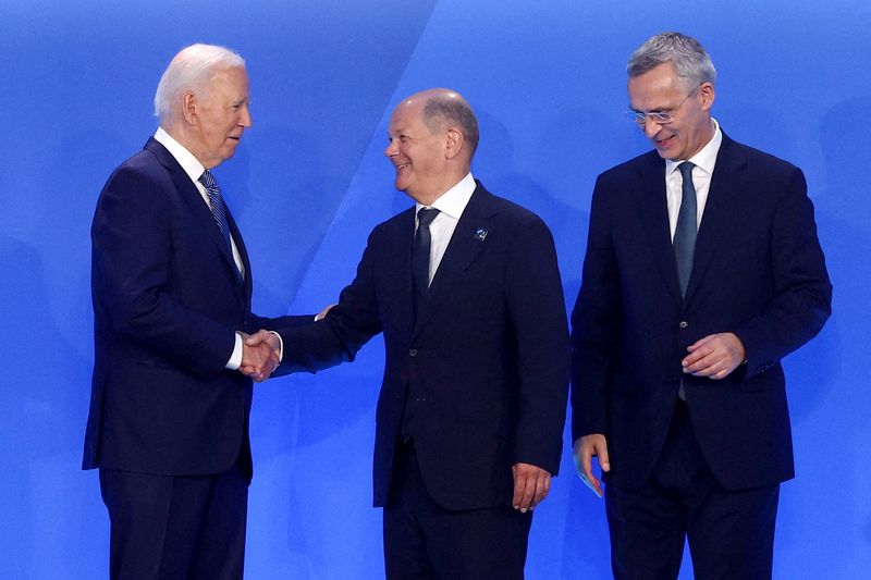 © Reuters. FILE PHOTO: German Chancellor Olaf Scholz is greeted by U.S. President Joe Biden and NATO Secretary General Jens Stoltenberg during NATO's 75th anniversary summit in Washington, U.S., July 10, 2024. REUTERS/Yves Herman/File Photo