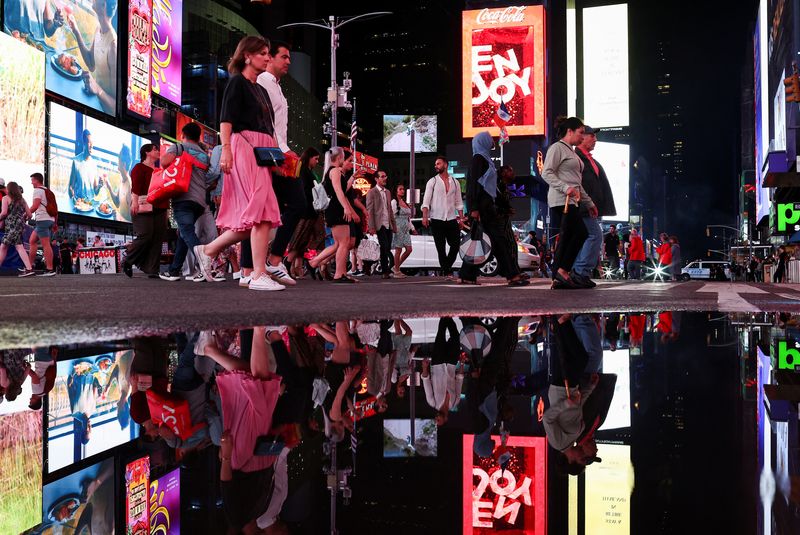 &copy; Reuters. FILE PHOTO: Pedestrians walk through Times Square in New York City, U.S., June 14, 2024. REUTERS/Agustin Marcarian/File Photo