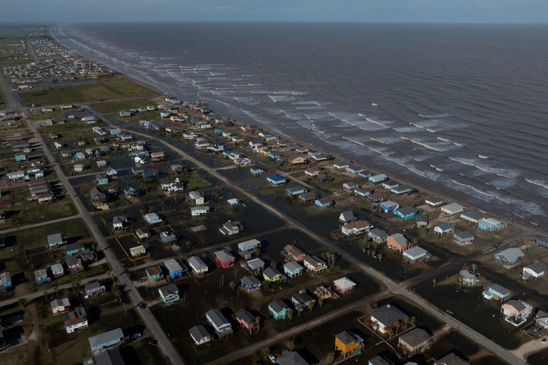 © Reuters. FILE PHOTO: A drone view shows flood waters surrounding homes in the aftermath of Hurricane Beryl in Surfside Beach, Texas, U.S., July 8, 2024.  REUTERS/Adrees Latif/File Photo