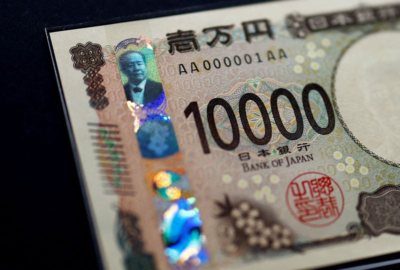 © Reuters. FILE PHOTO: Holograms, which show different images and colours depending on the angle at which they are viewed, are seen on the new Japanese 10,000 yen banknote as the new note is displayed at a currency museum of the Bank of Japan, on the day the new notes of 10,000 yen, 5,000 yen and 1,000 yen went into circulation, in Tokyo, Japan July 3, 2024. REUTERS/Issei Kato/Pool/File Photo