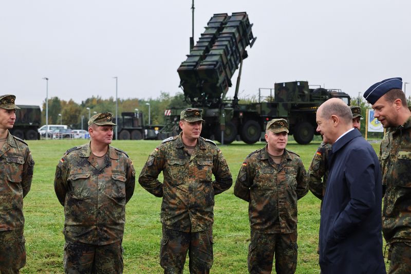 &copy; Reuters. File photo: German Chancellor Olaf Scholz meets with members of the Patriot air defense missile system unit as he visits the Cologne-Bonn Air Force base to attend a demonstration of the capabilities of the Territorial Command of the German army Bundeswehr