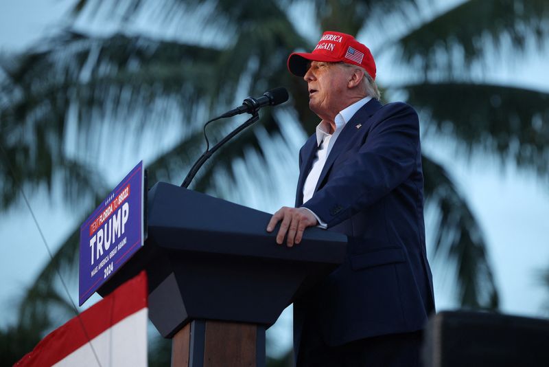 © Reuters. Republican presidential candidate and former U.S. President Donald Trump speaks during a campaign rally at his golf resort in Doral, Florida, U.S., July 9, 2024.  REUTERS/Brian Snyder/File Photo