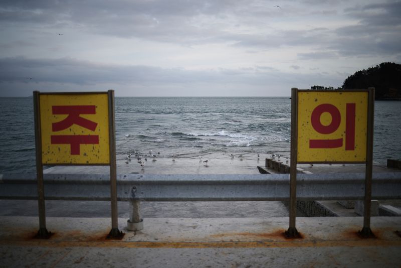 &copy; Reuters. Sinais de alerta na Ilha Yeonpyeong, na Coreia do Suln08/01/2024nREUTERS/Kim Hong-Ji