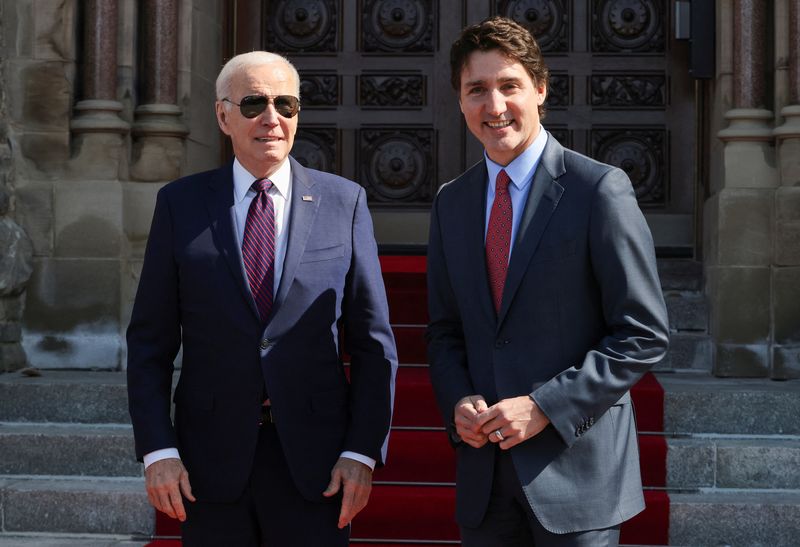 © Reuters. U.S. President Joe Biden is greeted by Canada's Prime Minister Justin Trudeau on Parliament Hill in Ottawa, Ontario, Canada, March 24, 2023. REUTERS/Patrick Doyle/File Photo