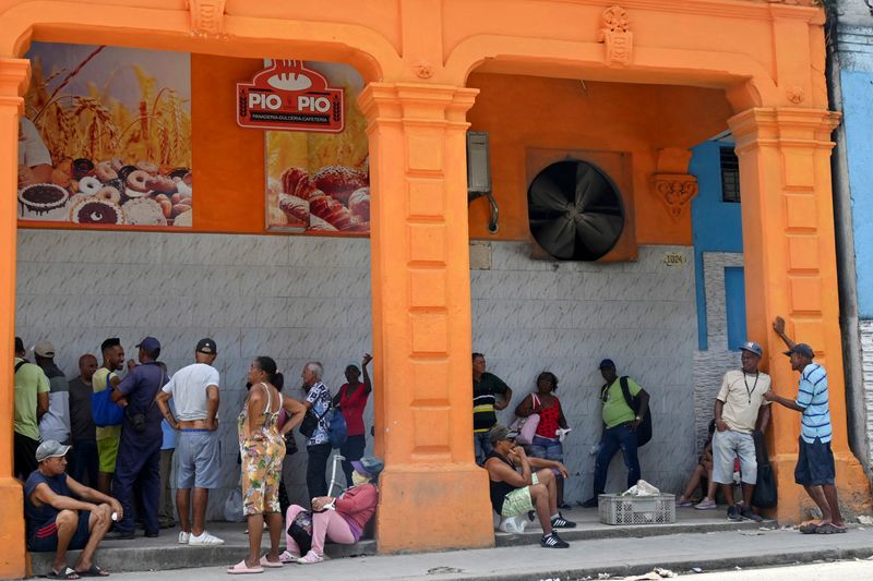 &copy; Reuters. FILE PHOTO: People wait in line to buy bread in downtown Havana, Cuba, July 3, 2024. REUTERS/Stringer/File Photo