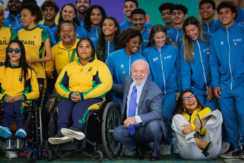 &copy; Reuters. Presidente Luiz Inácio Lula da Silva e sua esposa Rosangela "Janja" da Silva posam para foto com atletas olímpicos e paralímpicos brasileiros que participarão dos Jogos Olímpicos de Paris, no Palácio do Planalto, em Brasília, Brasiln11/07/2024nREUT